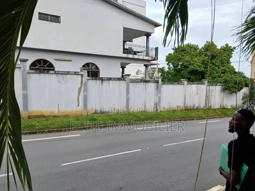 Meublé 8chbre Duplex dans Cocody Riviera à Vendre