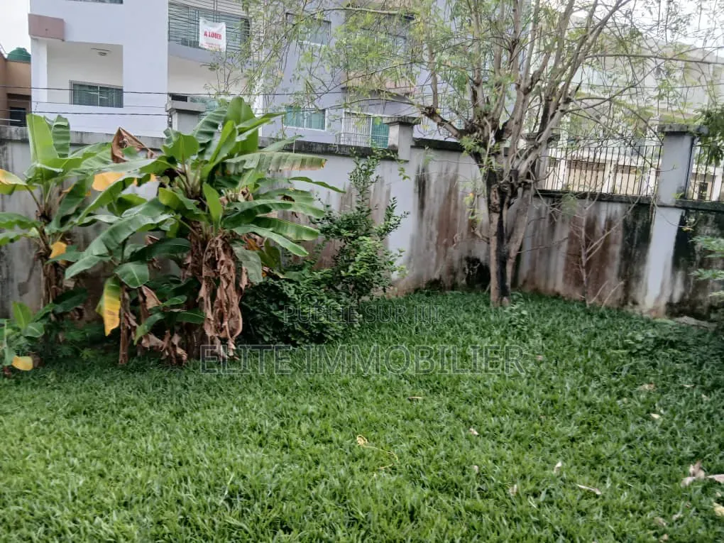 Meublé 8chbre Duplex dans Cocody Riviera à Vendre
