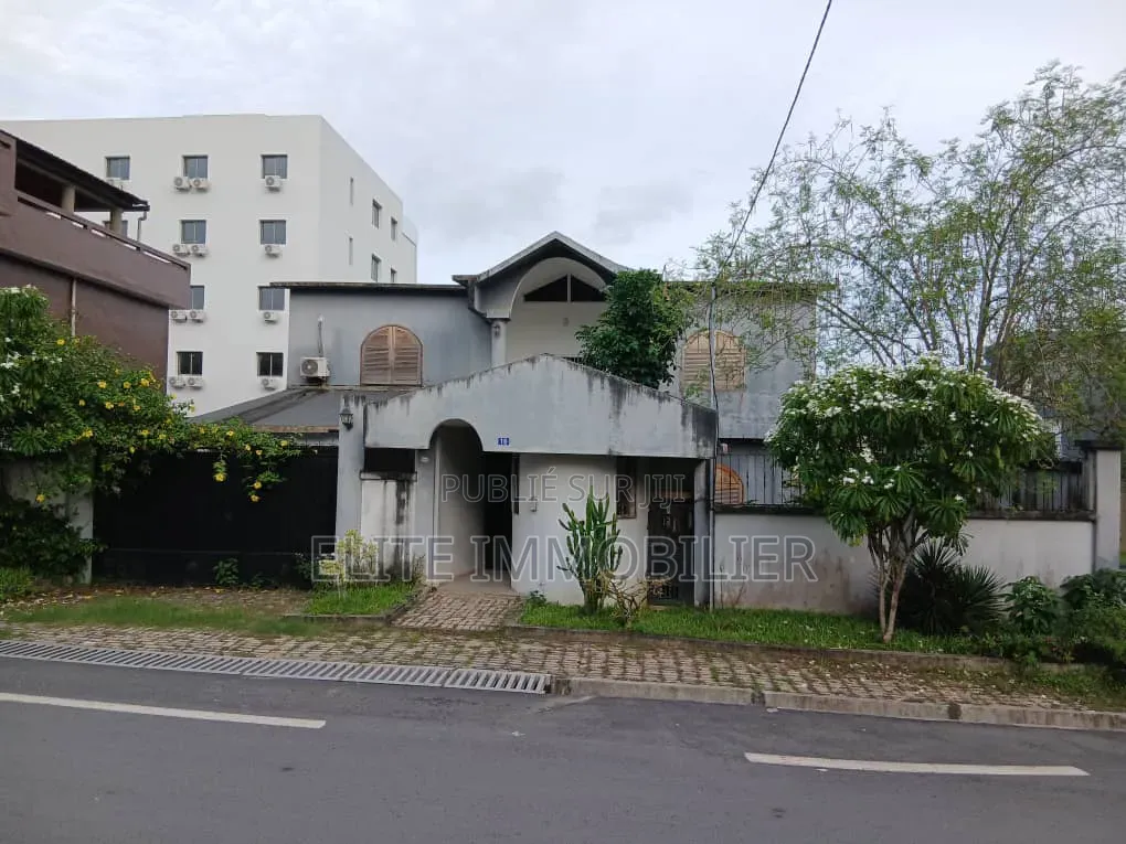 Meublé 8chbre Duplex dans Cocody Riviera à Vendre