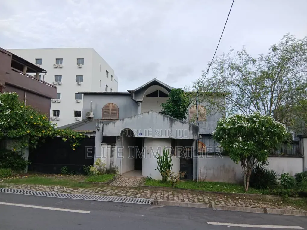 Meublé 8chbre Duplex dans Cocody Riviera à Vendre