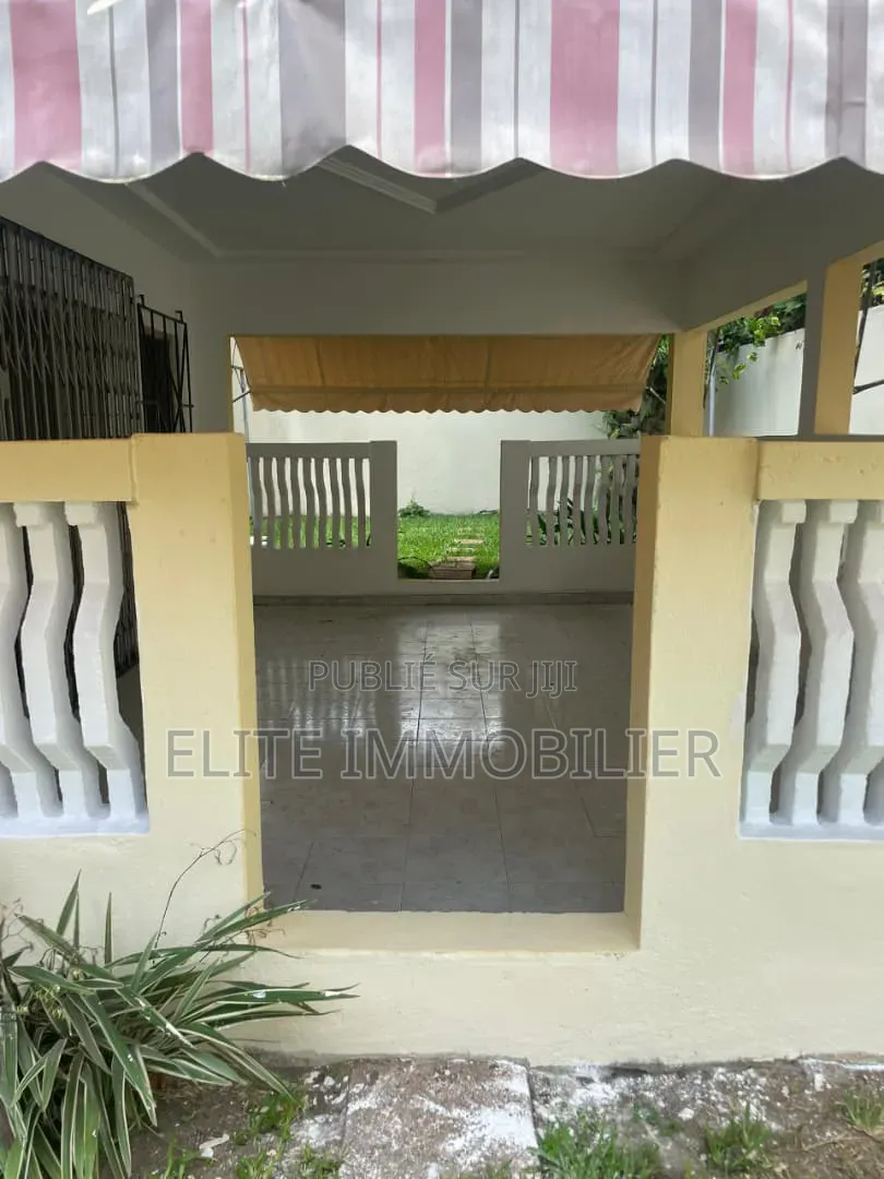 5chbre Villa dans Deux Plateaux, Cocody à Louer