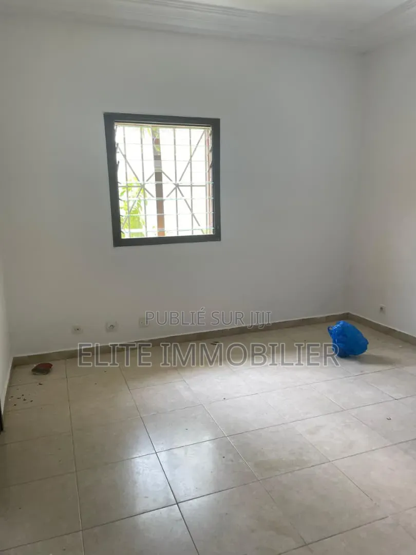 5chbre Villa dans Deux Plateaux, Cocody à Louer