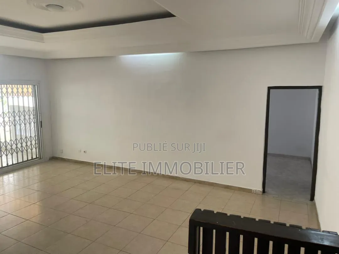 5chbre Villa dans Deux Plateaux, Cocody à Louer