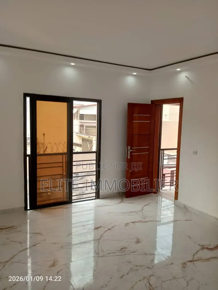 4chbre Duplex dans Sipim 4 Riviera, Cocody à Vendre