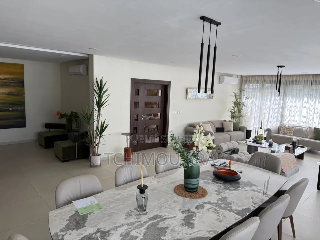 Meublé 10chbre Duplex dans Kra Tchimou, Deux Plateaux à Vendre