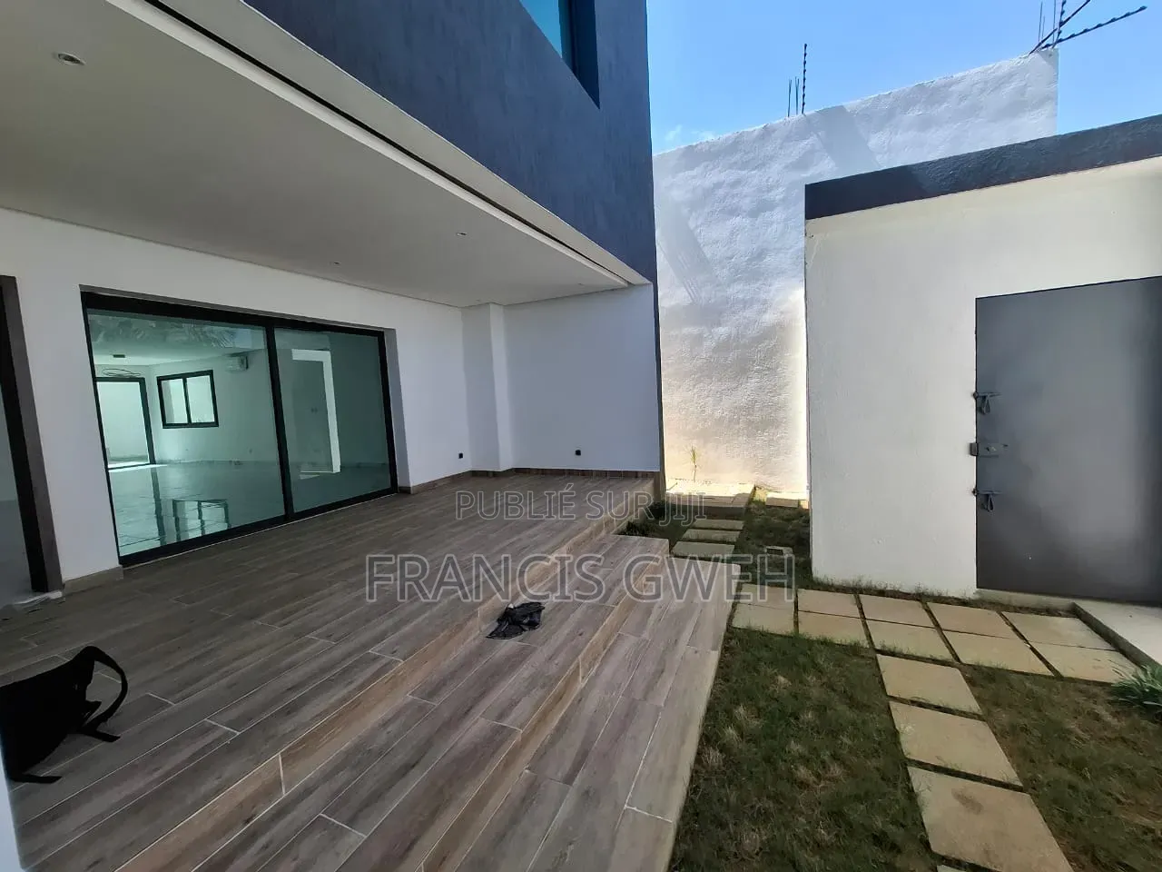 4chbre Duplex dans Francis Gweh, Cocody à Louer