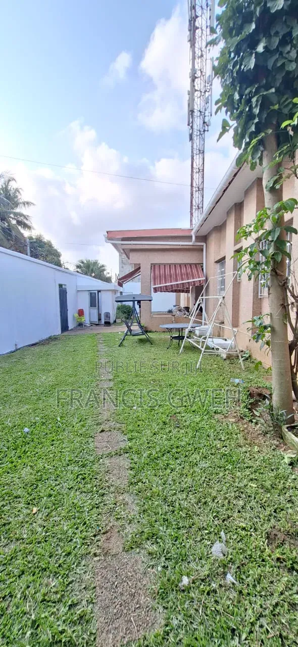 6chbre Duplex dans Francis Gweh, Cocody à Louer