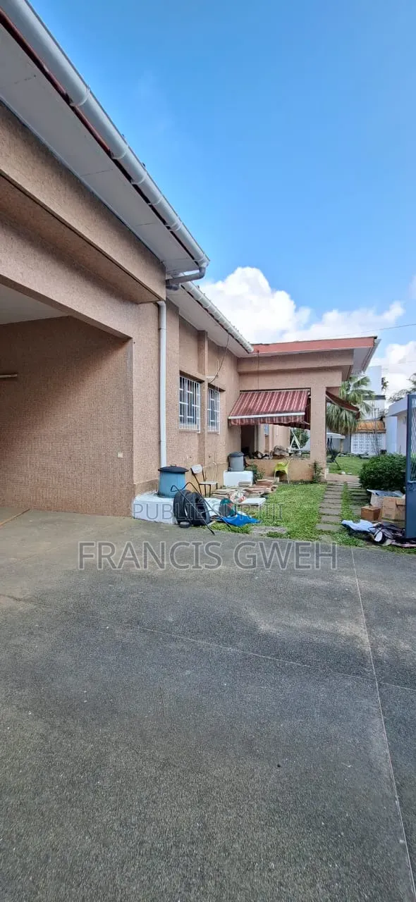 6chbre Duplex dans Francis Gweh, Cocody à Louer