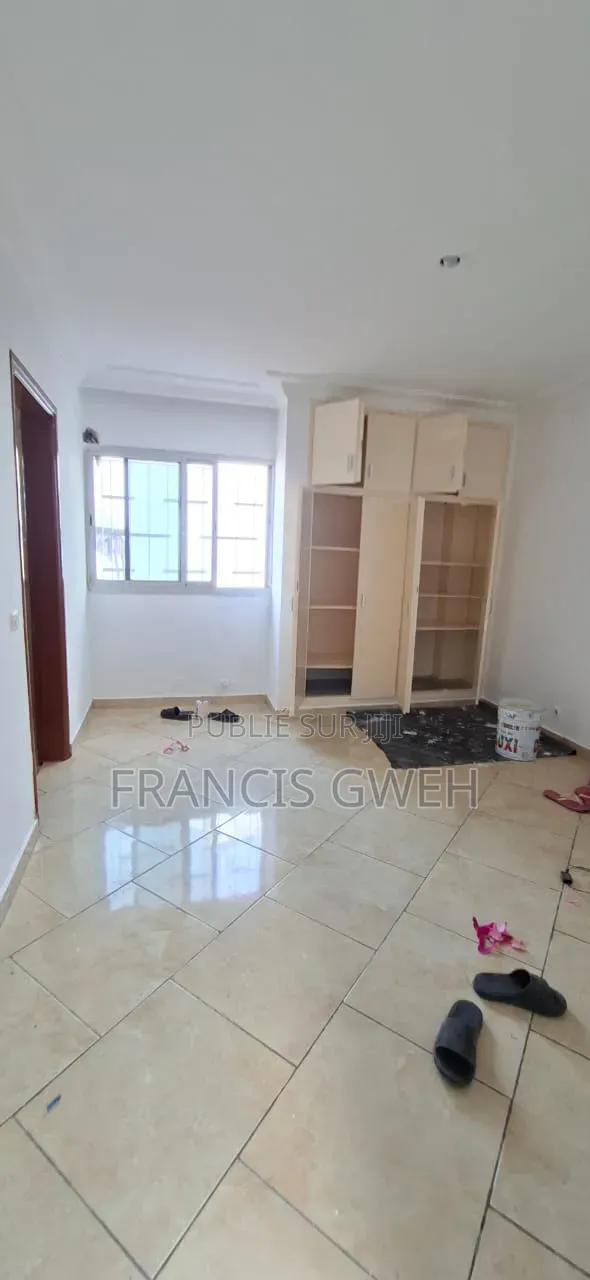 6chbre Duplex dans Francis Gweh, Cocody à Louer