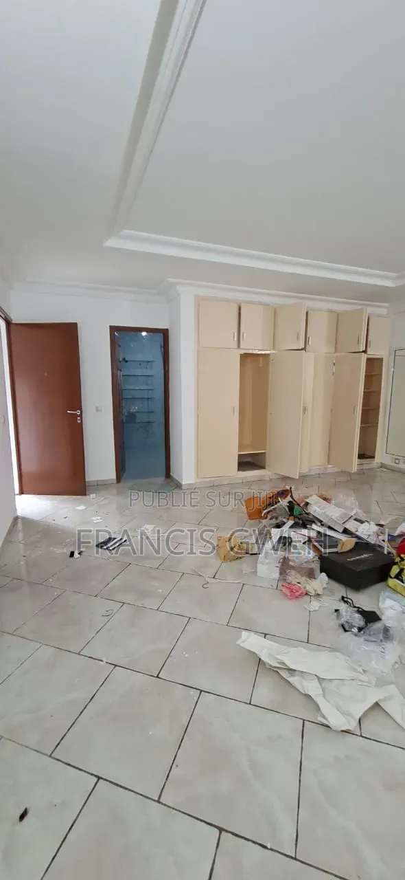 6chbre Duplex dans Francis Gweh, Cocody à Louer