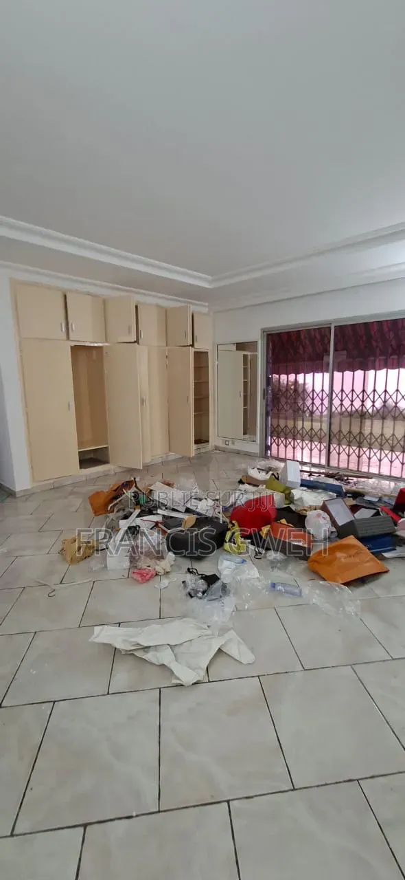 6chbre Duplex dans Francis Gweh, Cocody à Louer