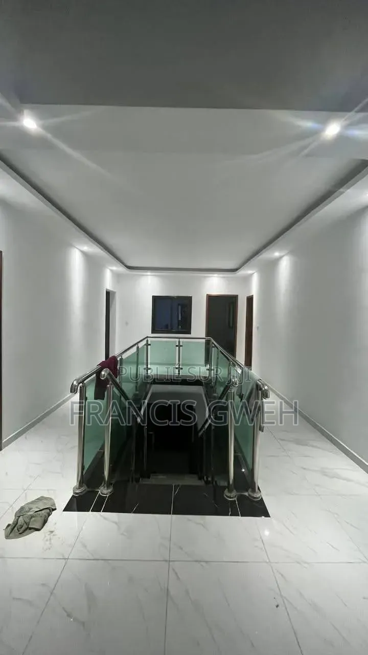 10chbre Duplex dans Francis Gweh, Cocody à Louer