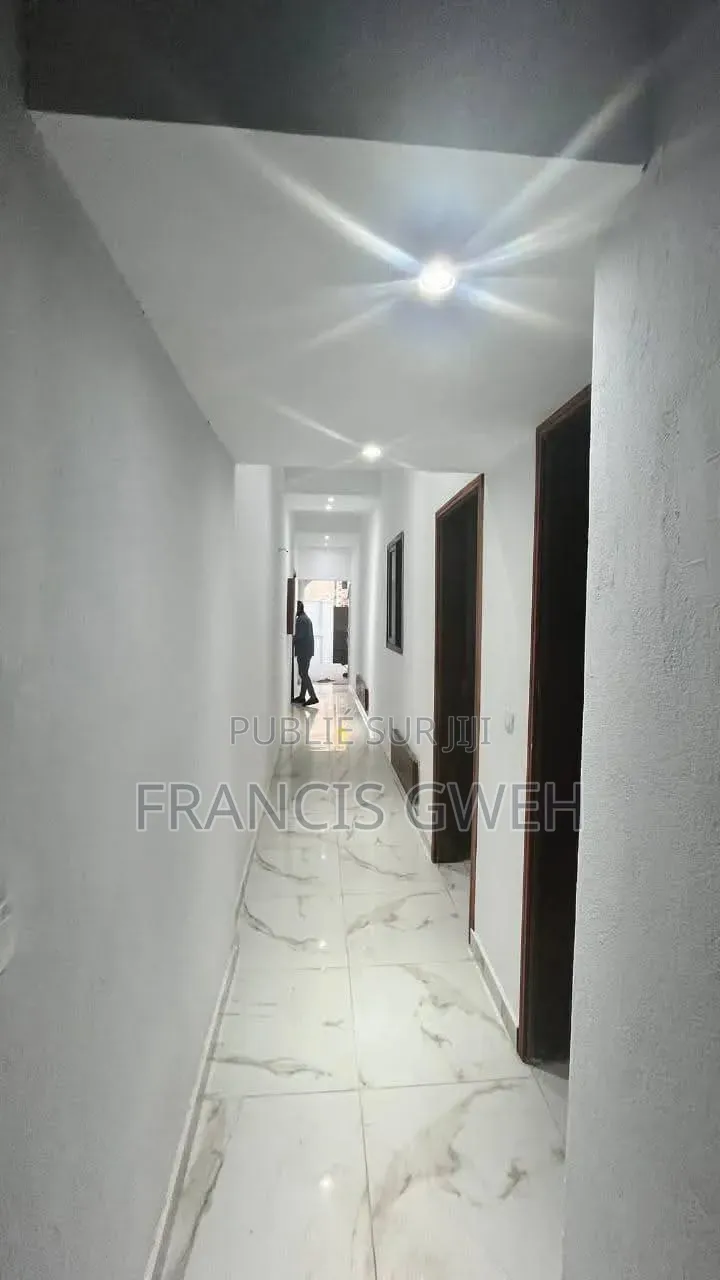 10chbre Duplex dans Francis Gweh, Cocody à Louer