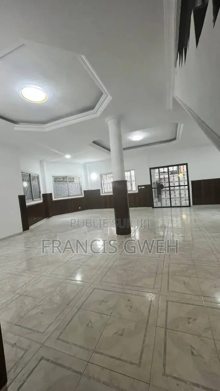 10chbre Duplex dans Francis Gweh, Cocody à Louer