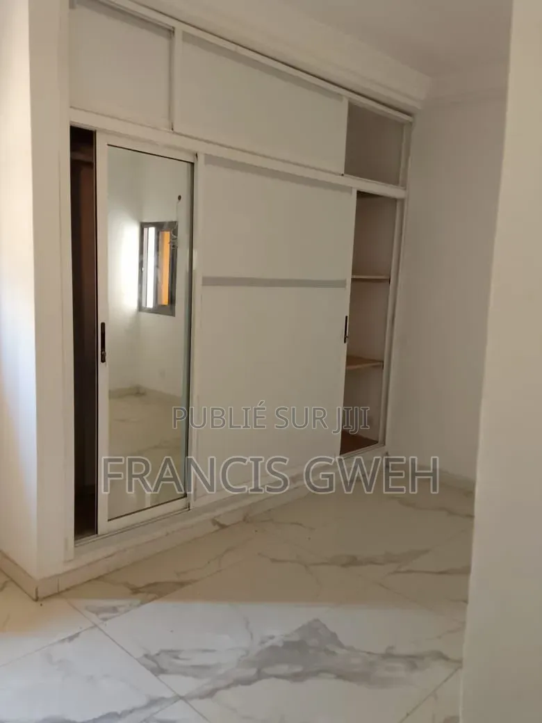 3chbre Appartement dans Francis Gweh, Cocody à Louer