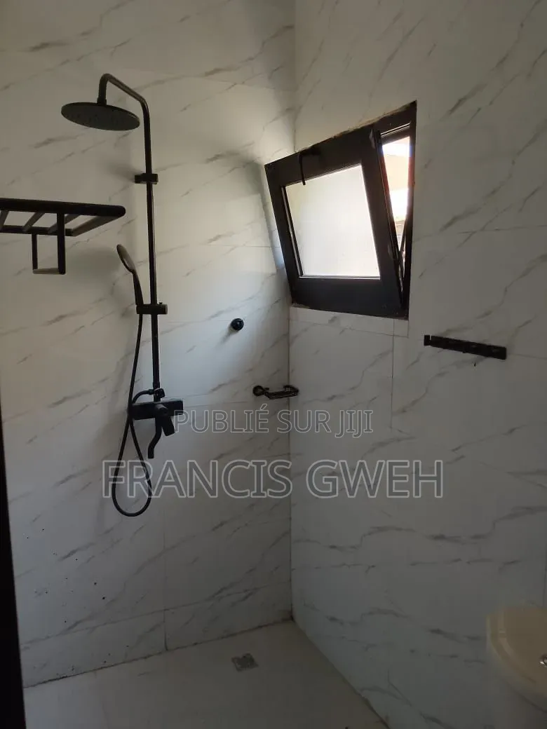 3chbre Appartement dans Francis Gweh, Cocody à Louer