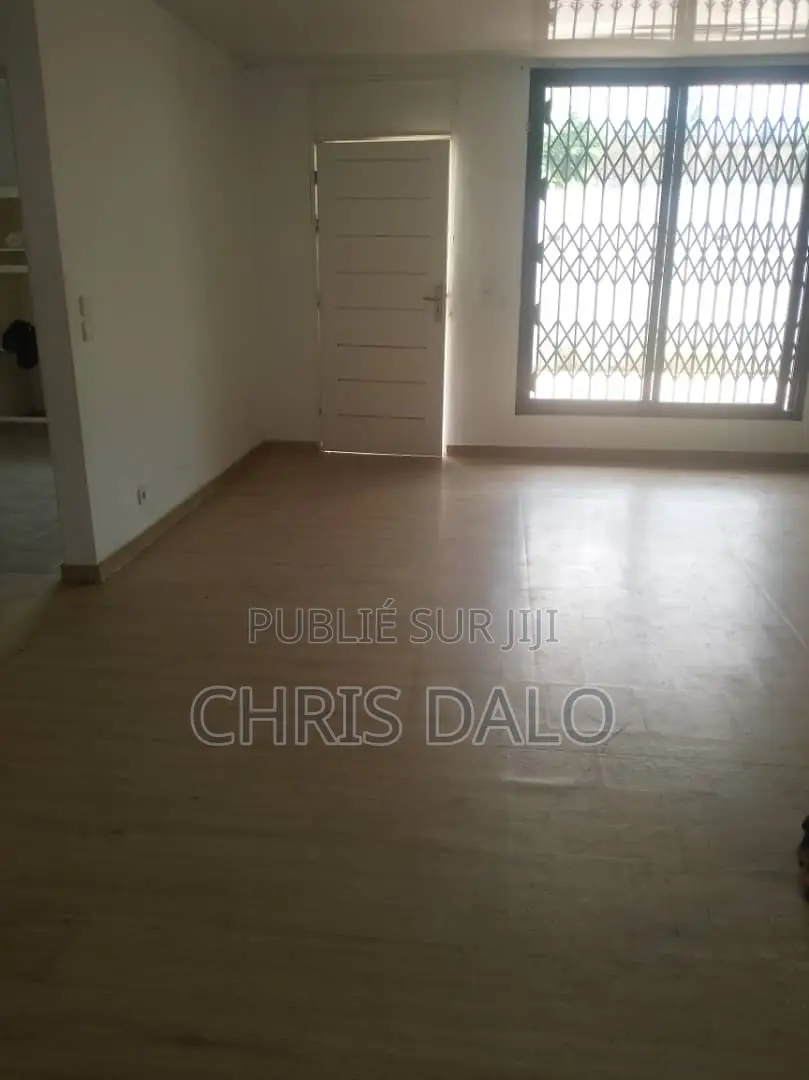 4chbre Villa dans Roberson, Cocody à Louer