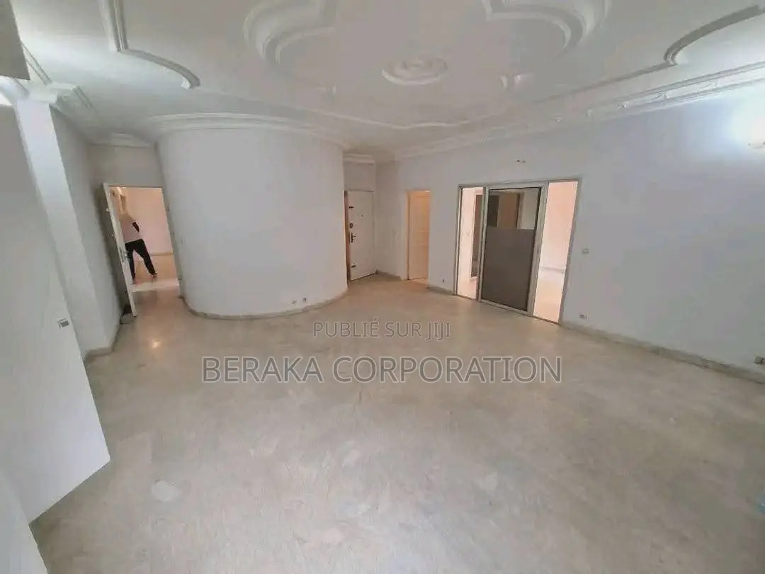 8chbre Maison dans Beraka Corporation, Cocody à Louer
