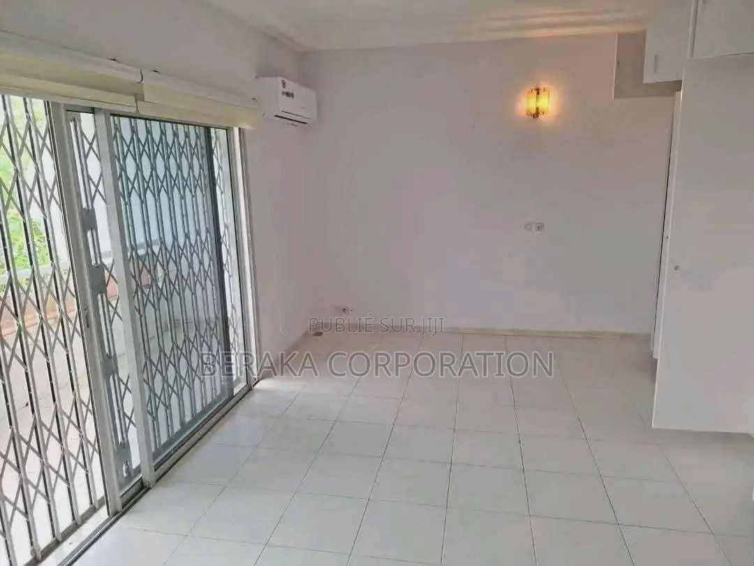 8chbre Maison dans Beraka Corporation, Cocody à Louer