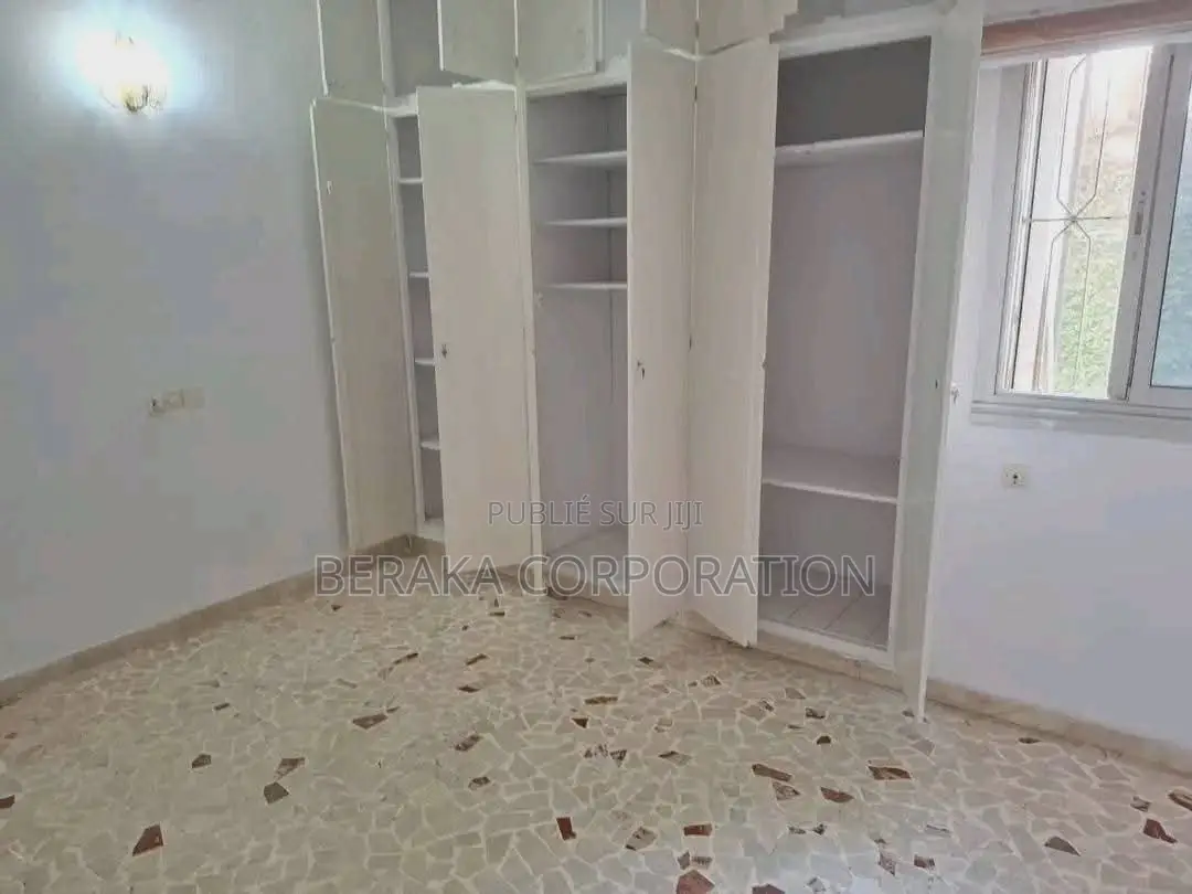 8chbre Maison dans Beraka Corporation, Cocody à Louer