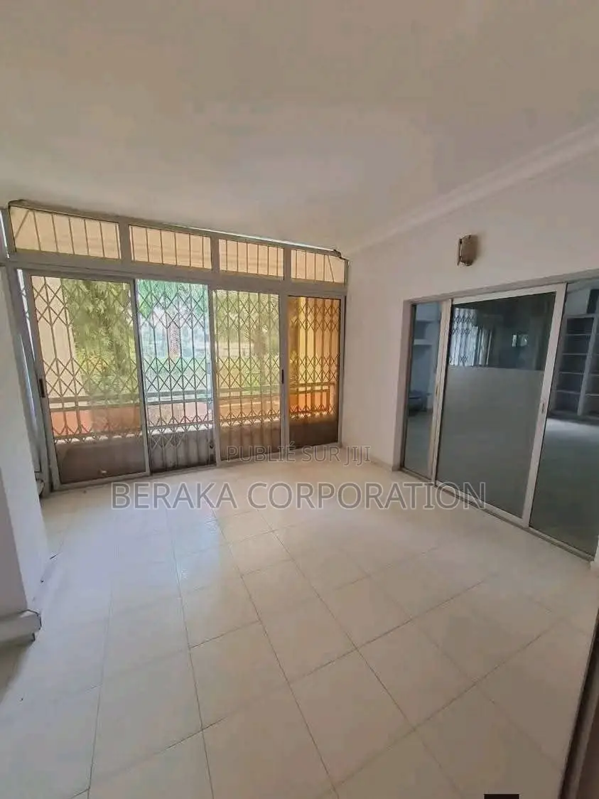 8chbre Maison dans Beraka Corporation, Cocody à Louer