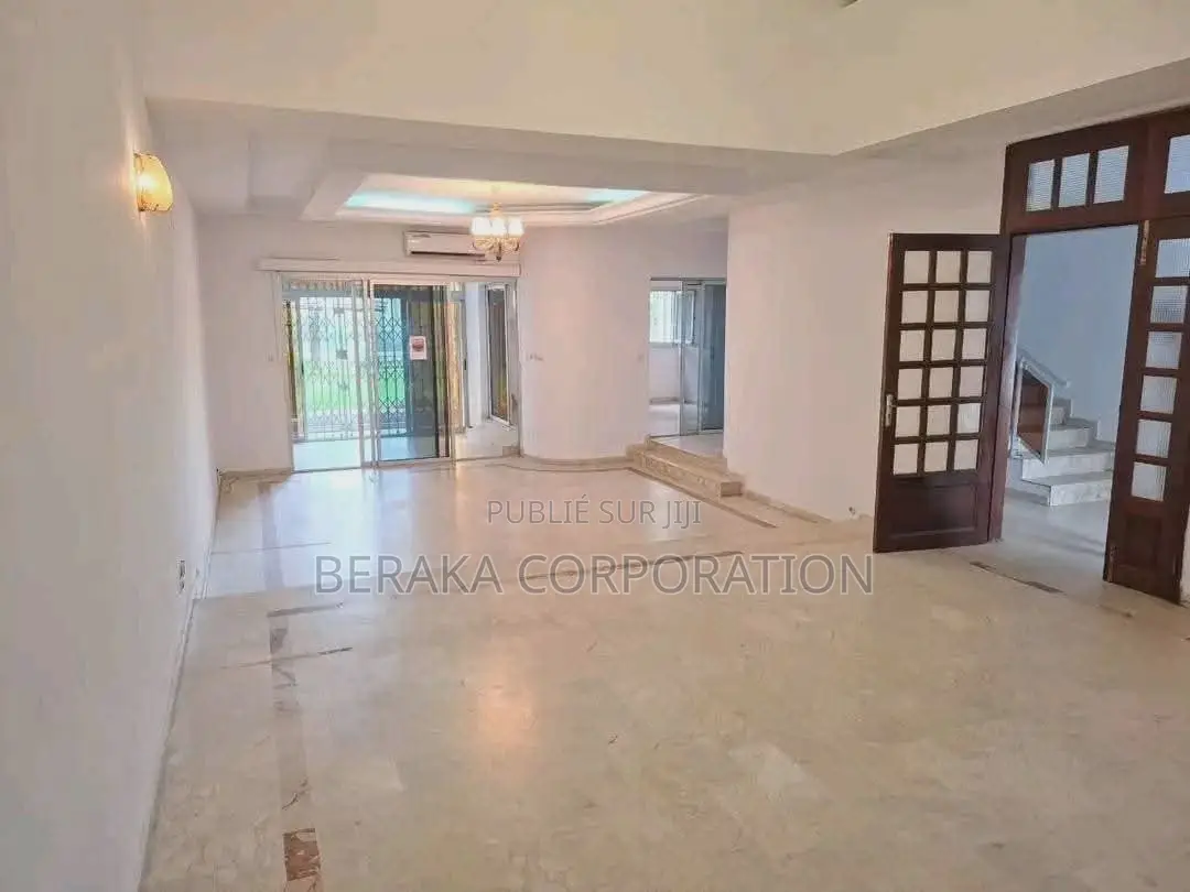 8chbre Maison dans Beraka Corporation, Cocody à Louer