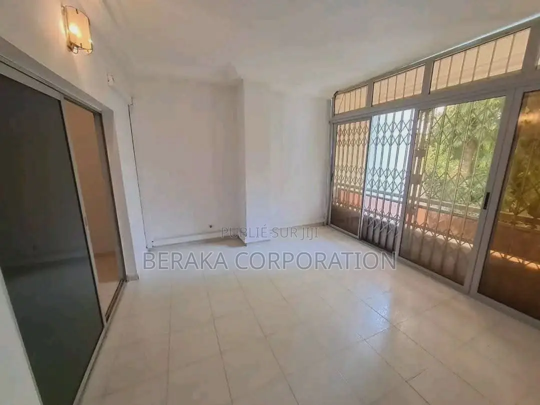 8chbre Maison dans Beraka Corporation, Cocody à Louer