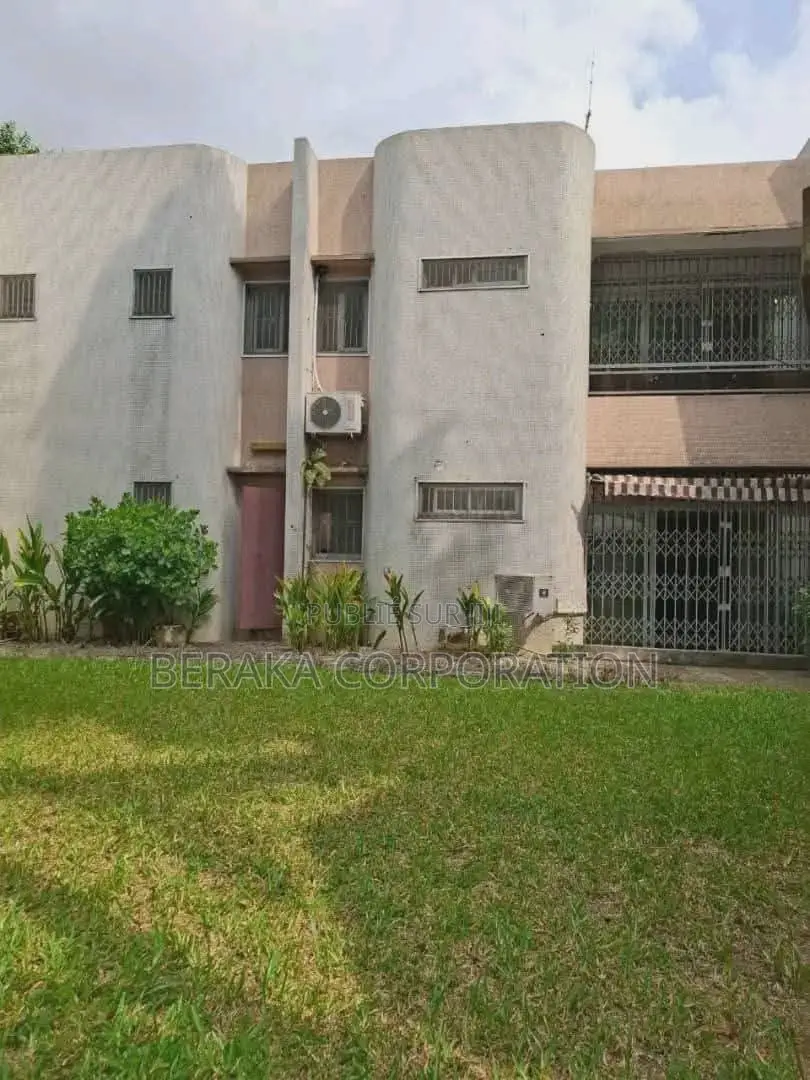 8chbre Maison dans Beraka Corporation, Cocody à Louer