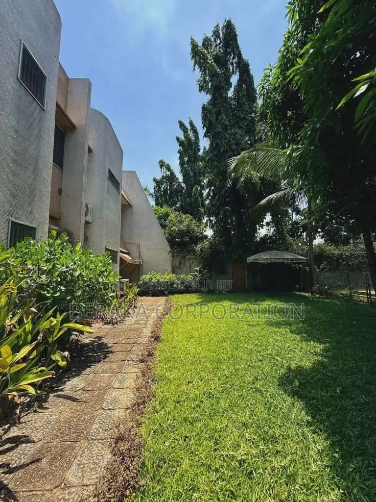 8chbre Maison dans Beraka Corporation, Cocody à Louer