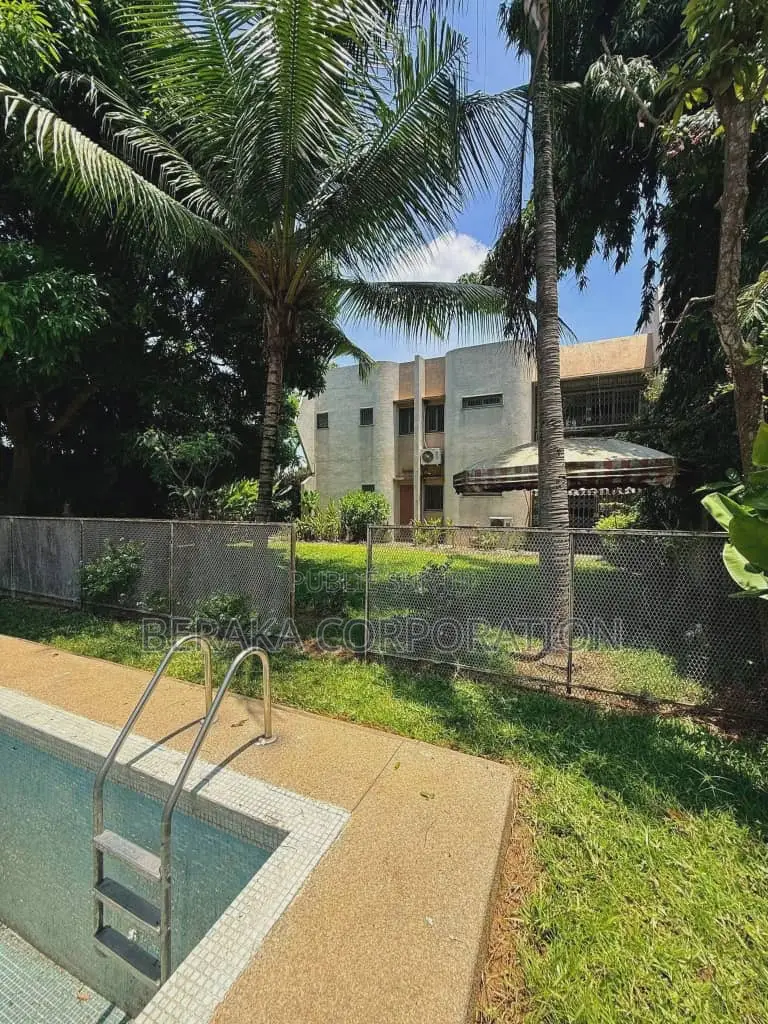 8chbre Maison dans Beraka Corporation, Cocody à Louer
