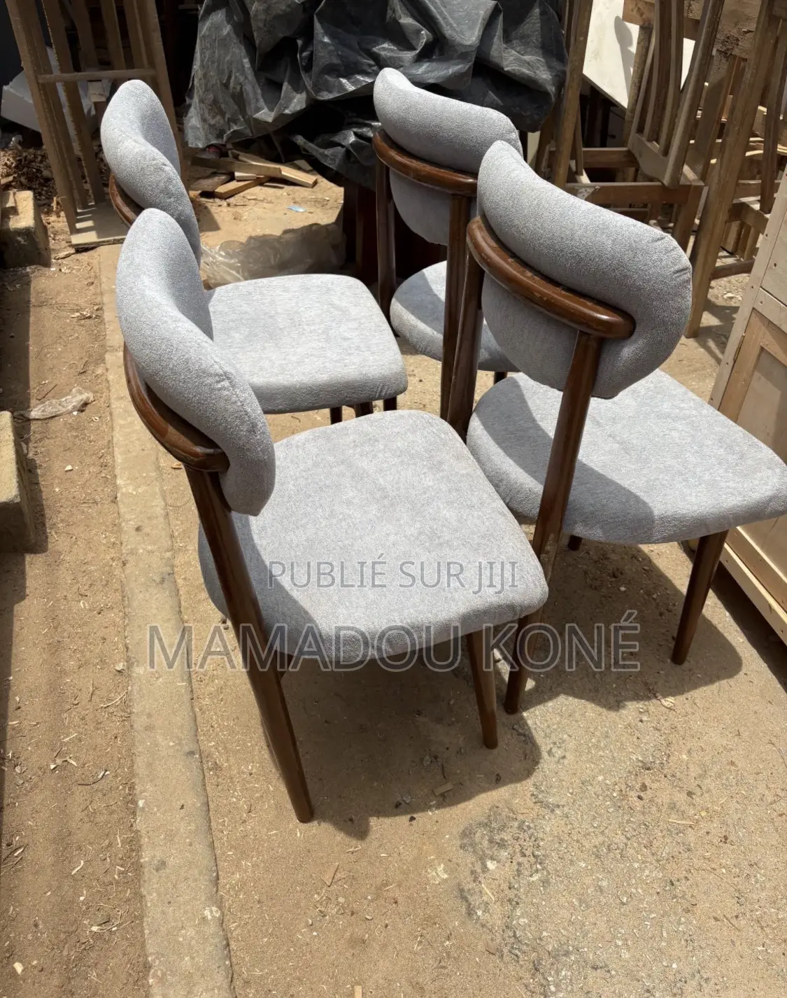 Chaise Disponible