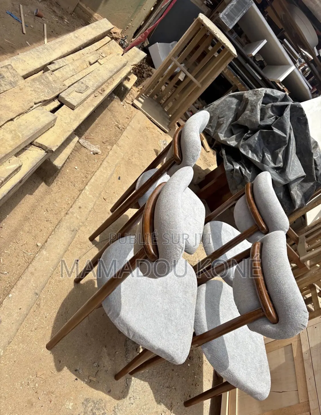 Chaise Disponible