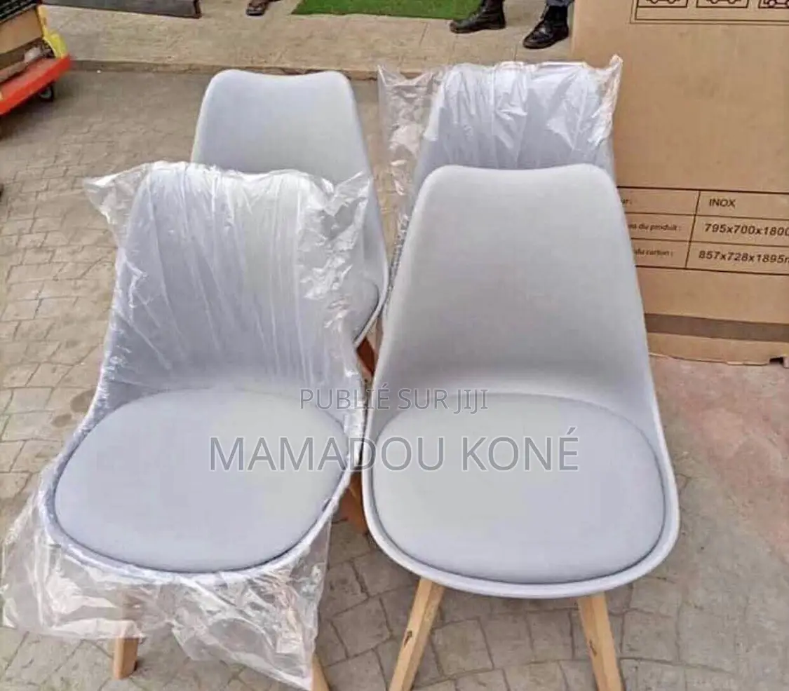 Chaise Doré Avec Mousse