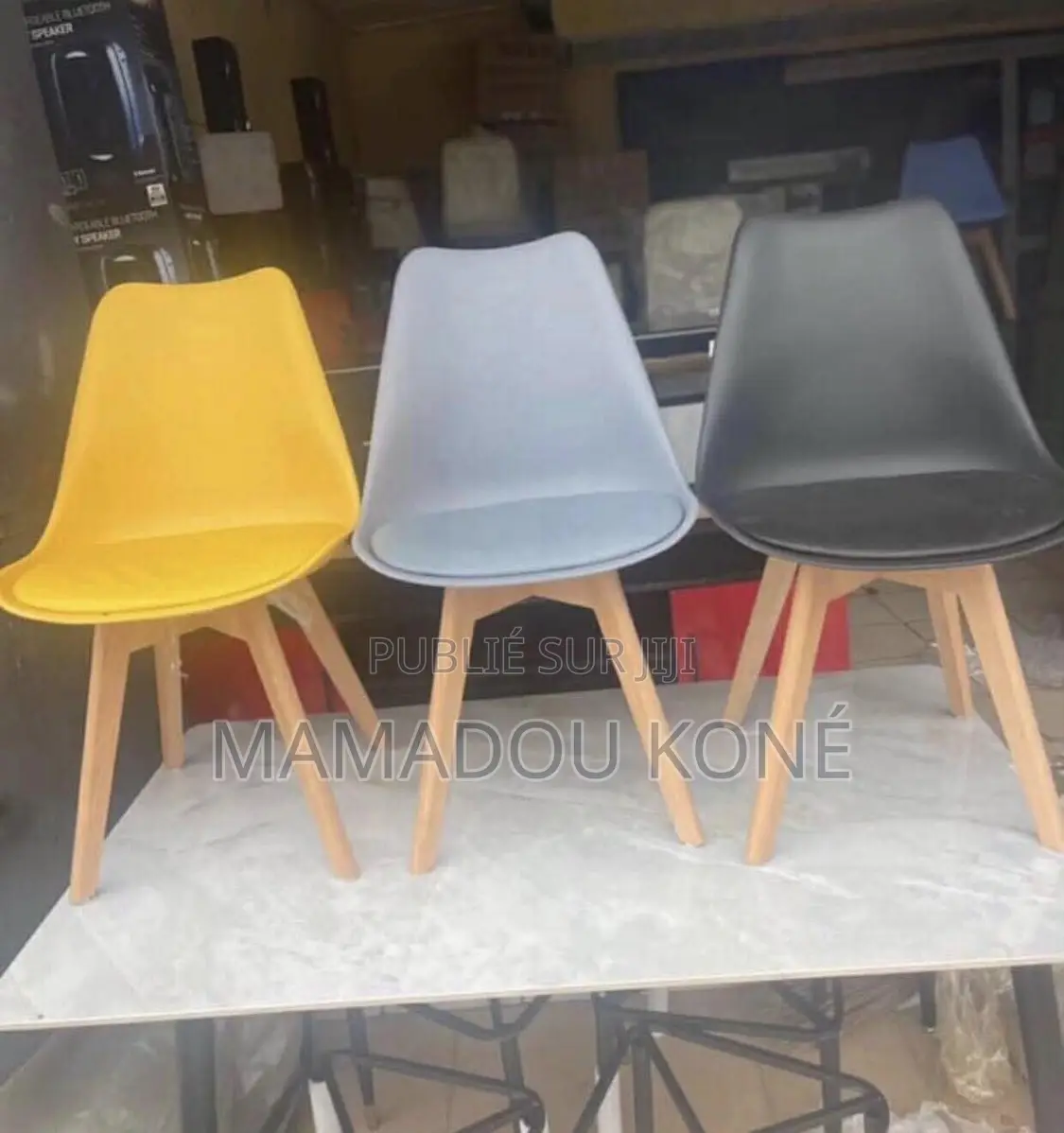 Chaise Doré Avec Mousse