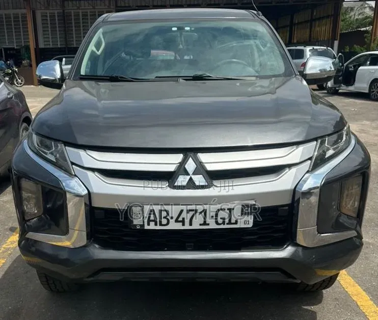 Mitsubishi L200 2022 Gris
