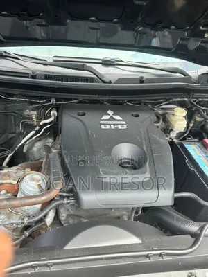 Mitsubishi L200 2022 Gris