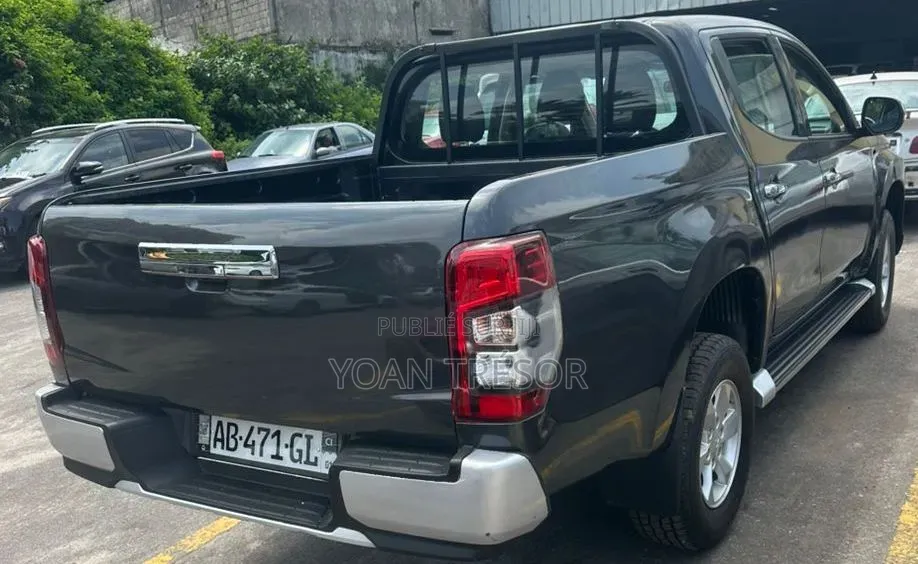 Mitsubishi L200 2022 Gris