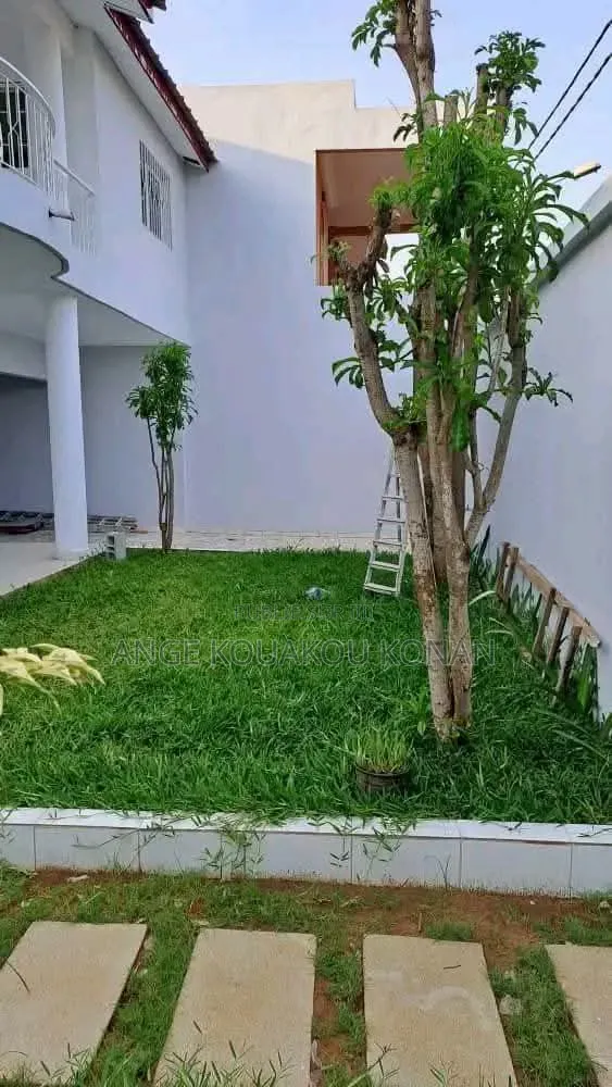 3chbre Duplex dans Ange Immobilier, Cocody à Louer