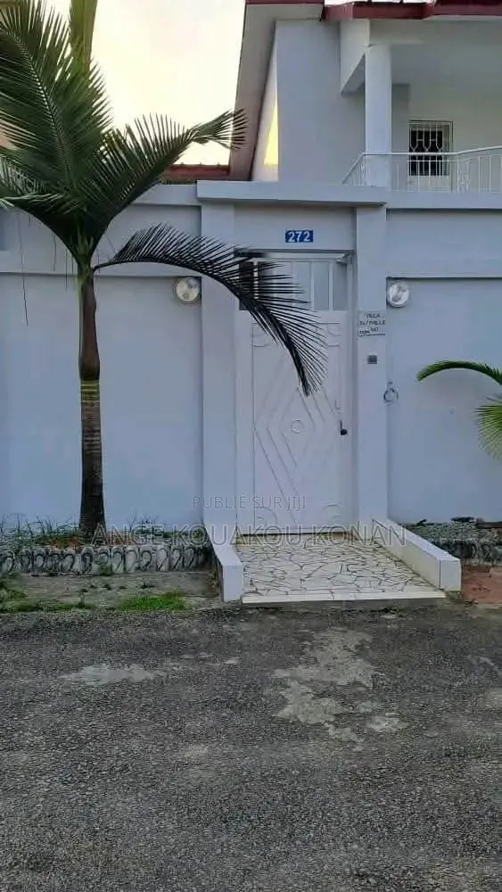 3chbre Duplex dans Ange Immobilier, Cocody à Louer