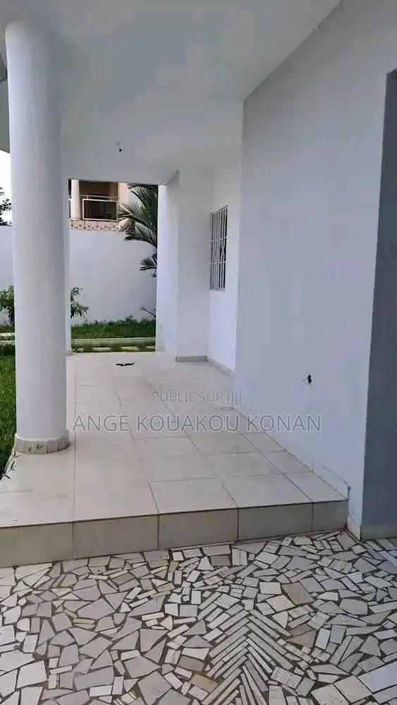 3chbre Duplex dans Ange Immobilier, Cocody à Louer