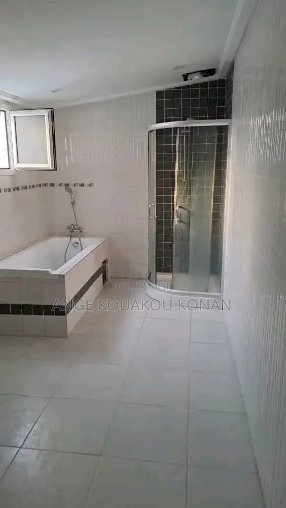 3chbre Duplex dans Ange Immobilier, Cocody à Louer