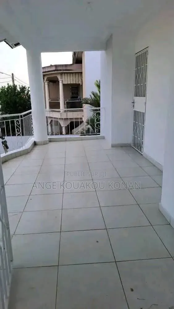 3chbre Duplex dans Ange Immobilier, Cocody à Louer