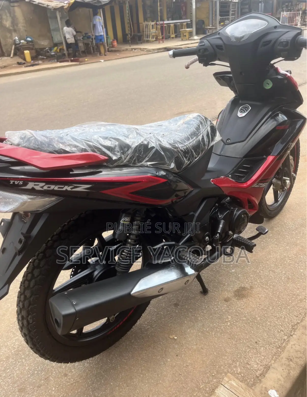 Nouveau TVS HLX 125 2025 Rouge