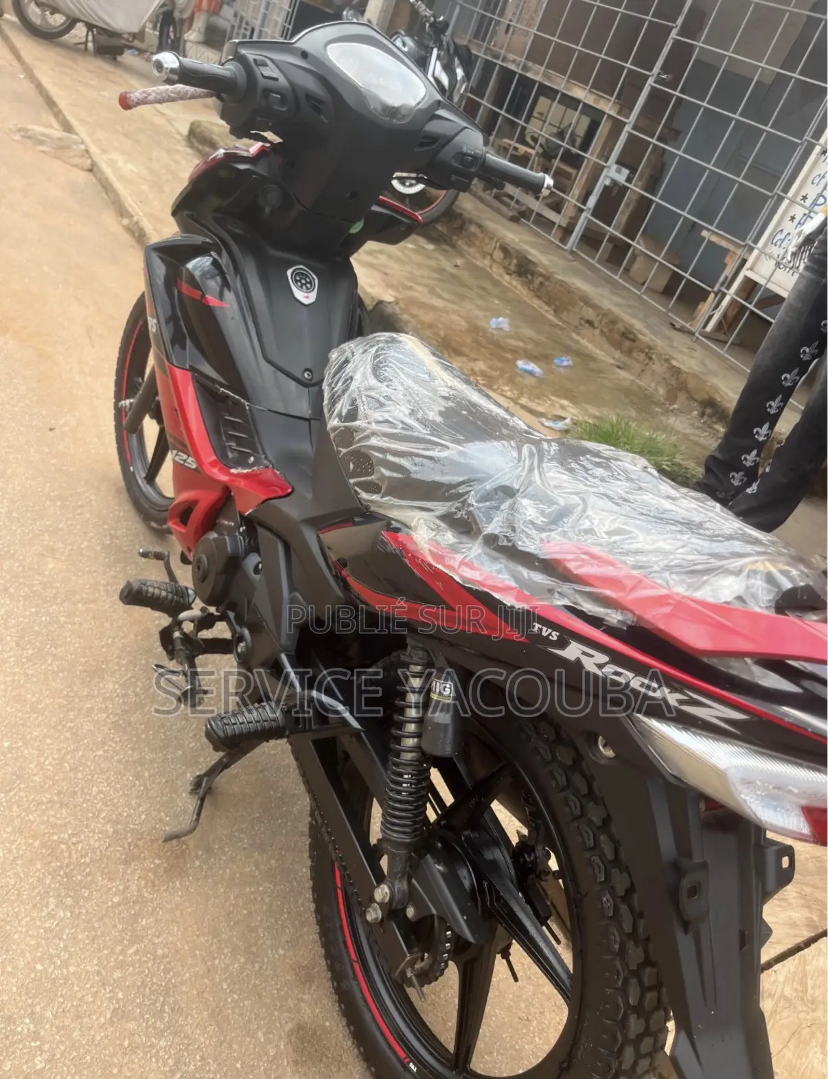 Nouveau TVS HLX 125 2025 Rouge
