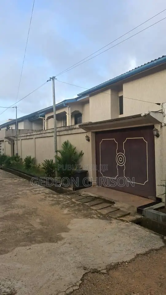 5chbre Villa dans Cocody à Louer