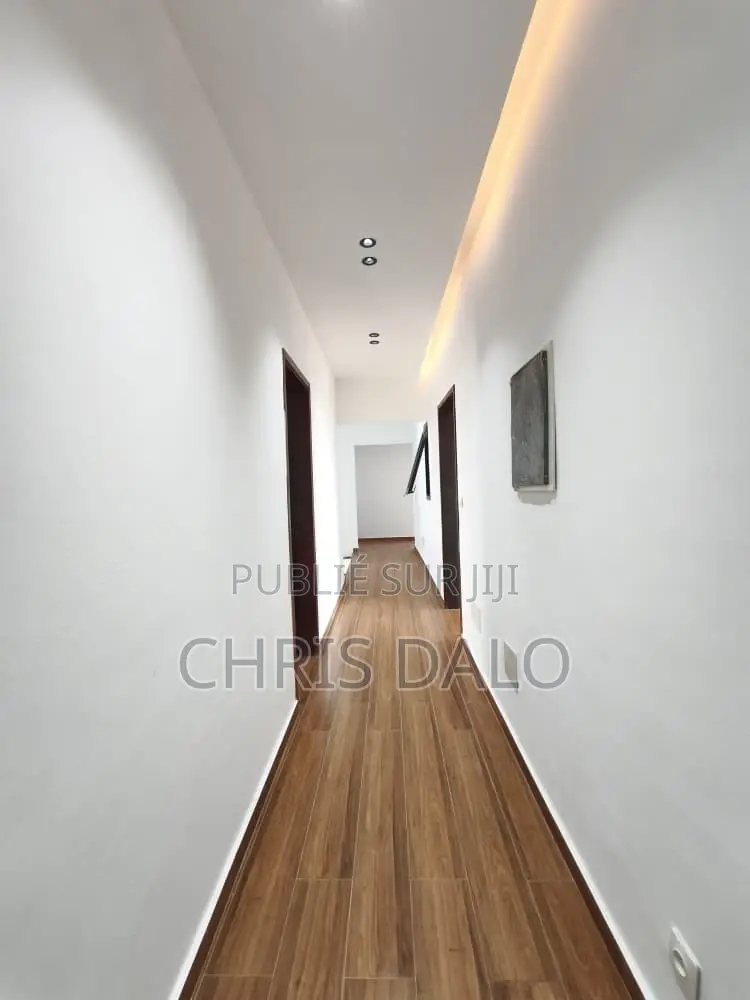 8chbre Duplex dans Djolo Pierre, Bingerville à Louer
