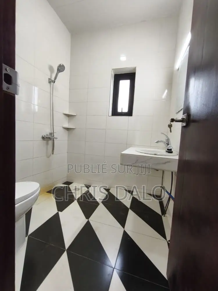 8chbre Duplex dans Djolo Pierre, Bingerville à Louer