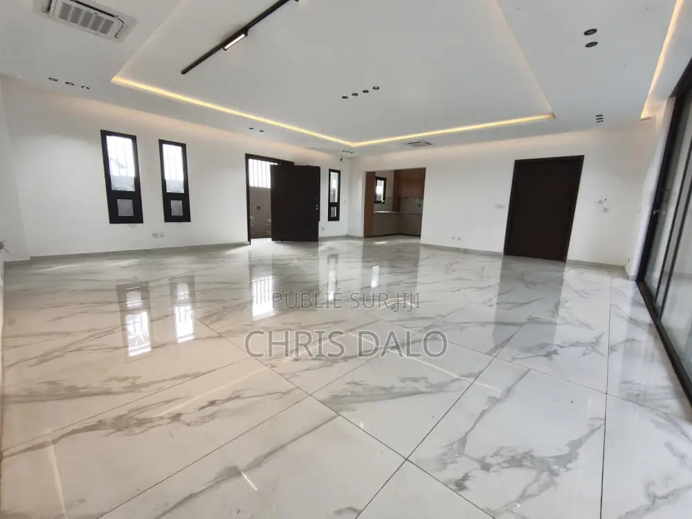 8chbre Duplex dans Djolo Pierre, Bingerville à Louer