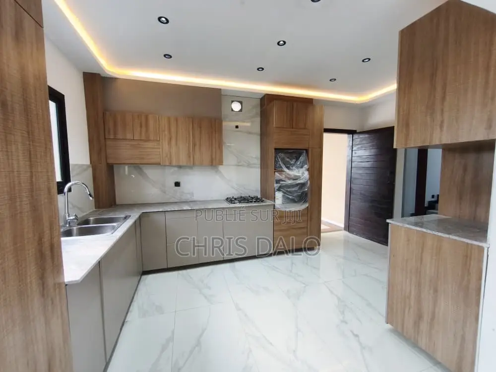 8chbre Duplex dans Djolo Pierre, Bingerville à Louer