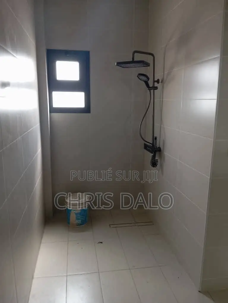 4chbre Appartement dans Djôlo Pierre, Bingerville à Louer